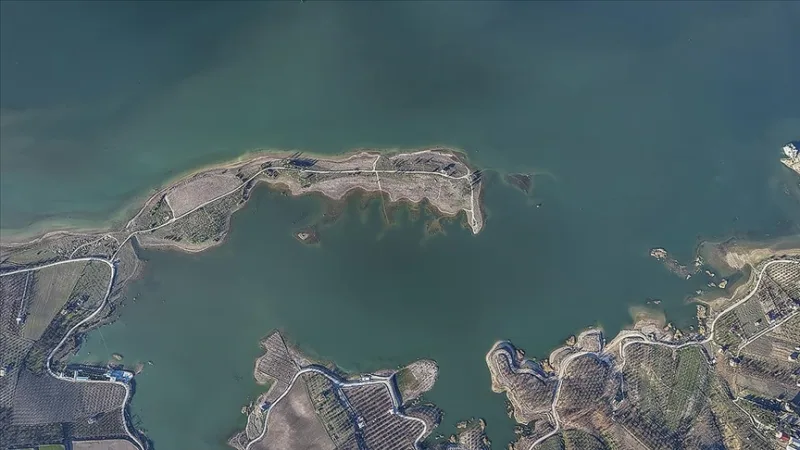 Het waterpeil in het Karakaya-stuwmeer, dat door de droogte was gedaald, is door de regenval weer gestegen