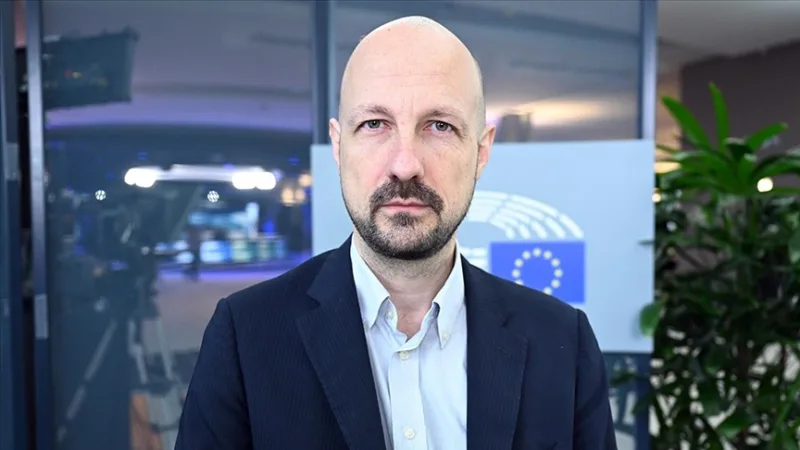 חבר הפרלמנט האירופי בוטנגה מתח ביקורת חריפה על 