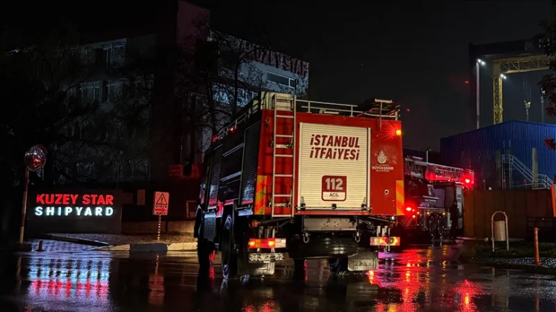 トゥズラで貨物船で発生した火災の消火活動が行われている