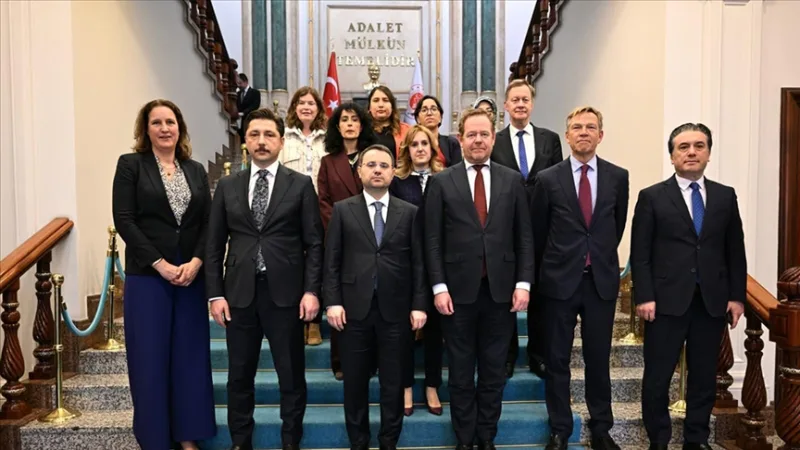 ギュルレク司法大臣は、オランダのヴァン・ウェール司法・治安大臣と会談した