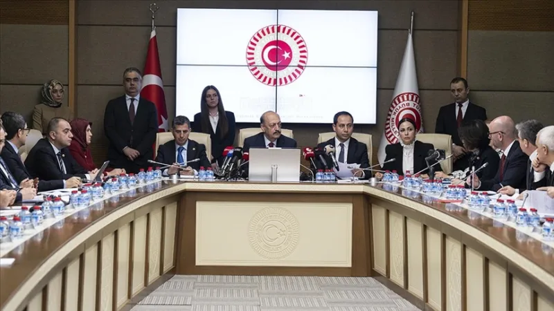 ソーシャルメディアや産休に関する規定も盛り込まれた法案が委員会で可決された