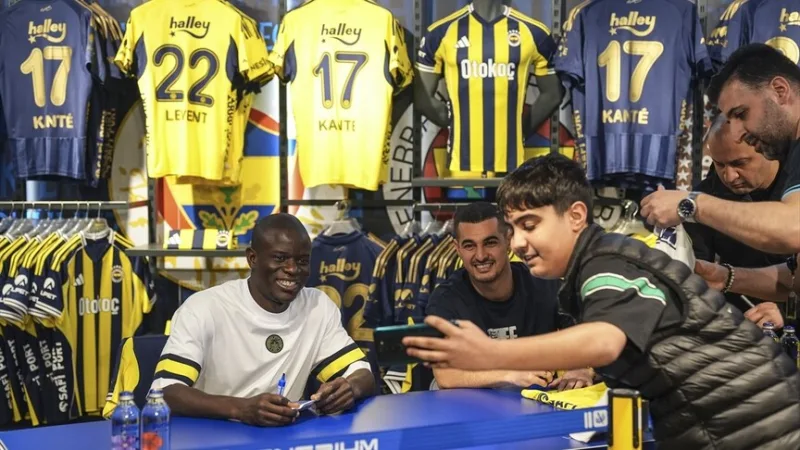 Fotbalisté Fenerbahçe Kante a Levent Mercan se setkali s fanoušky na autogramiádě