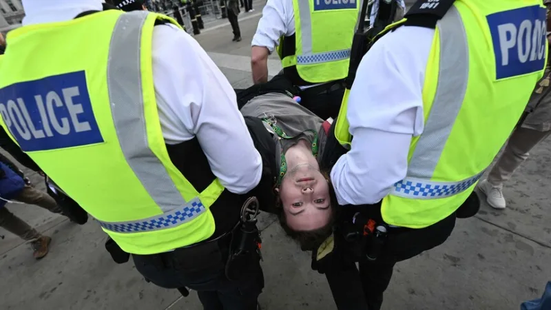 V Londýně bylo při demonstraci na podporu skupiny „Palestine Action“ zadrženo 523 osob