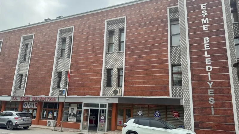 エシュメ市長のトザン氏と市職員2名が「収賄」容疑で逮捕された