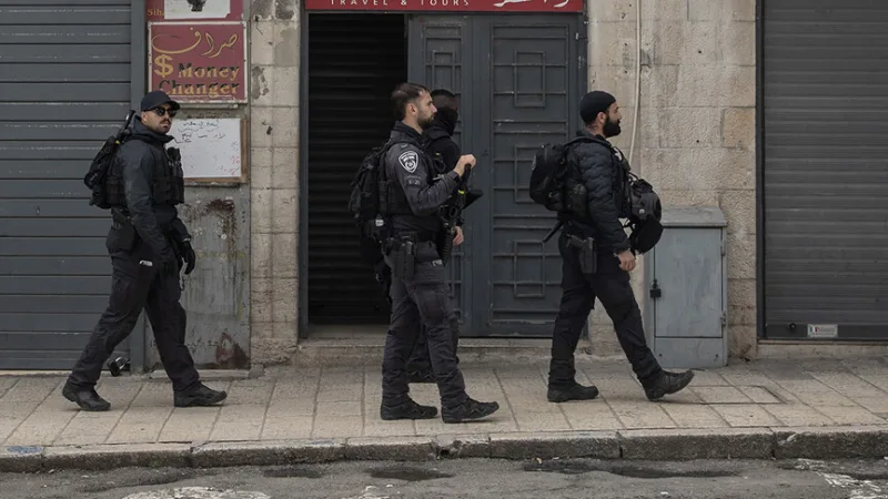 Izraelio policija sulaikė žydą, dėvėjusį kipa su Palestinos ir Izraelio vėliavomis, ir nupjaustė Palestinos vėliavą