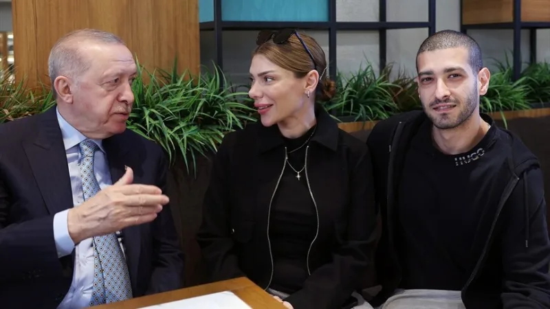 에르도안 대통령은 베요글루의 한 카페에서 시민들과 대화를 나눴다