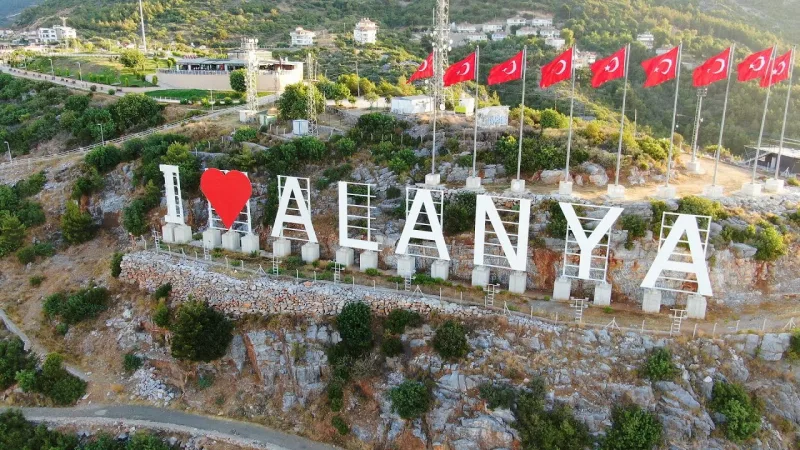 Напис «I Love Alanya» — найкращий оглядовий майданчик і місце для фотографування в Аланії